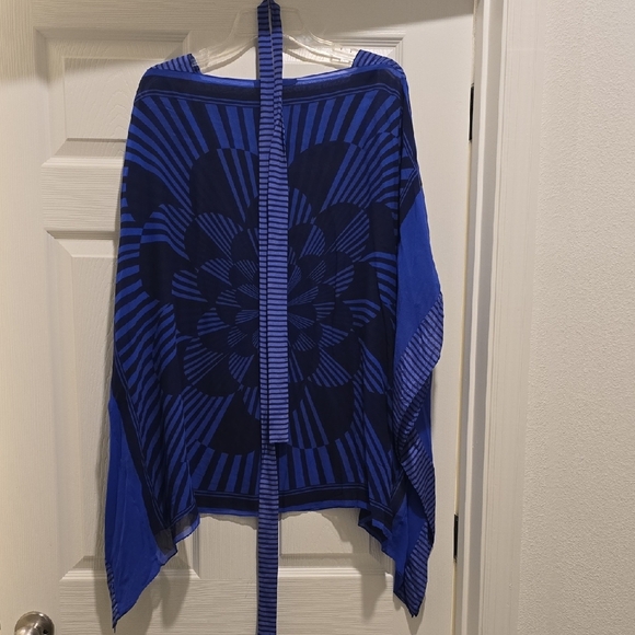 Blue Geometric Patterned Top - Picture 4 of 4
